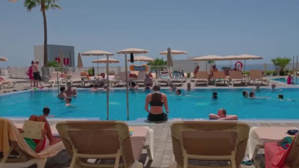 Beautiful View Tourists Bathing Hotel Outdoor Swimming Pool Gran Canary — Vídeo de Stock