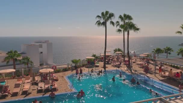 在大西洋日落的背景下 与人们一起游泳的Riu酒店游泳池美景尽收眼底 大加那利亚 西班牙 — 图库视频影像