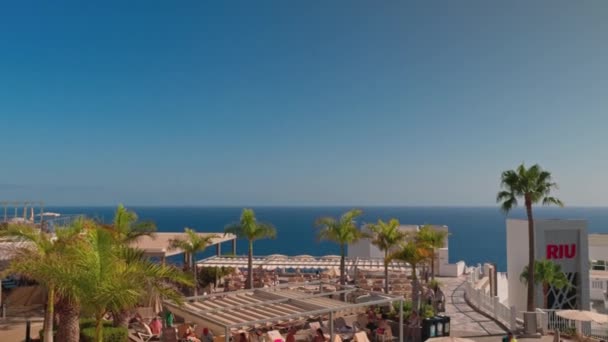 アトランティックオーシャンの背景にプールで泳ぐ人々とのRiuホテルの美しいトップビュー グラン カナリア スペイン — ストック動画