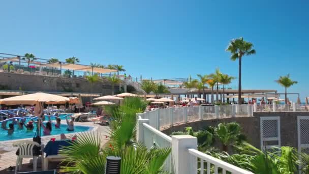 水上运动期间 Riu Vistamar酒店和游泳池里的人的美丽景色 大加那利亚 西班牙 — 图库视频影像