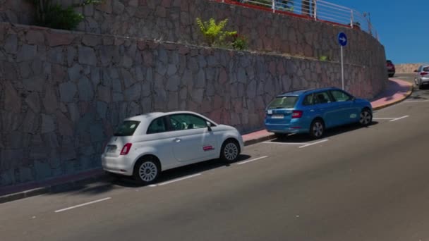 由步行的人和停放的车辆俯瞰着通往海岸线的高速公路 大加那利亚 西班牙 — 图库视频影像
