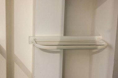 Otel odasının balkonundaki beyaz mayo kuru askısının yakın görüntüsü.. 