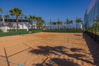 Mavi gökyüzünde plaj voleybolu oynamak için güzel bir avlu manzarası mavi okyanus arka planıyla birleşiyor. İspanya. Büyük Kanarya. 