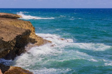 Kıyı şeridi üzerindeki dalgaların muhteşem doğa manzarası. Aruba.