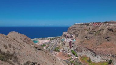 Atlantik Okyanusu 'na uzanan ve Gran Canaria adasının sahillerinde sahili olan muhteşem bir dağ manzarası. İspanya.
