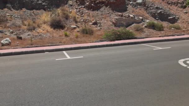 用停放的汽车俯瞰山路至海岸线的停车场 大加那利亚 西班牙 — 图库视频影像