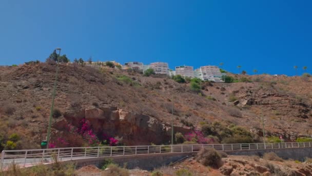 夏日阳光明媚的山顶上有别墅的公路美景 大加那利亚西班牙 — 图库视频影像