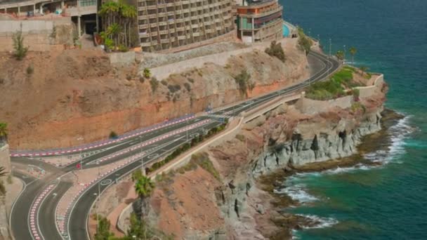 美丽的顶部景观的山地海岸的大西洋酒店和移动的汽车沿着高速公路 大加那利亚西班牙 — 图库视频影像