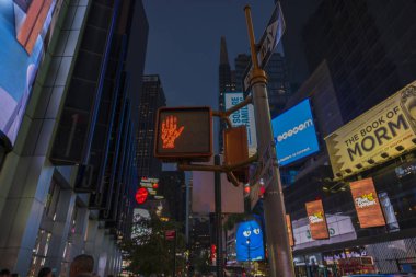 Red Hand 'i Broadway' de dur tabelası olarak görmek New York 'un arka planında. ABD. New York. 