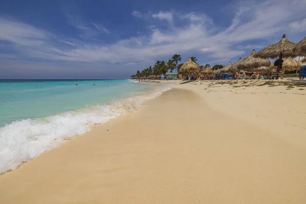人们在沙滩上悠闲自在地欣赏着碧绿的大西洋海水美景 阿鲁巴 — 图库照片