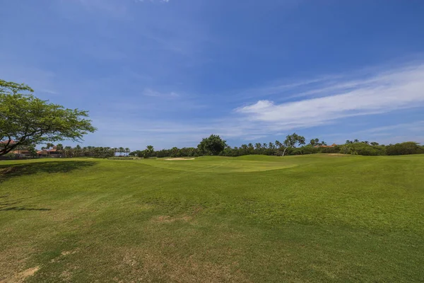 Blick Auf Grünes Gras Golfplatz Auf Hintergrund Blauer Himmel Auf — Stockfoto
