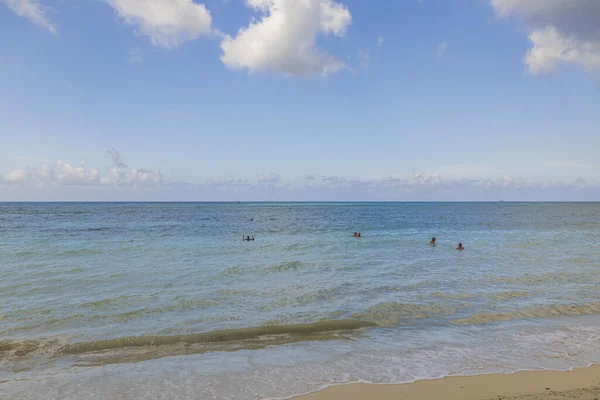 Piękny Widok Wybrzeże Słoneczny Dzień Para Ludzi Pływa Wodzie Aruba — Zdjęcie stockowe