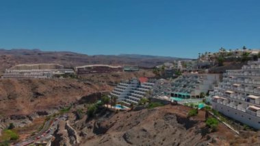Kayalık dağ manzarasındaki Gran Canaria otellerinin manzarası. İspanya.