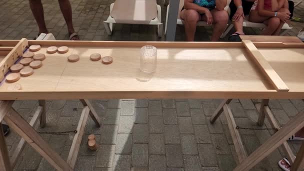 Riu Vistamar 호텔에서 활동을 데스크에서 테이블 게임을하는 관광객 스페인 슬로우 — 비디오