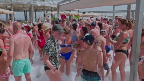 Piękny Widok Zadowolonych Turystów Hotelowym Piankowym Party Pobliżu Odkrytego Basenu — Wideo stockowe