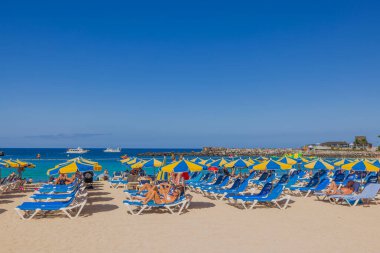 Güneşli bir yaz gününde kumlu sahildeki insanların güzel manzarası. Büyük Kanarya. İspanya