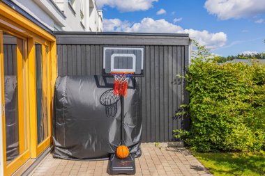 Güzel bir basketbol potası manzarası ve özel villa bahçesinde top. İsveç.