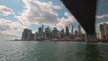 Nehirden, Manhattan ve Brooklyn Köprüsü 'nün gökdelenlerine bakın. - New York. ABD.