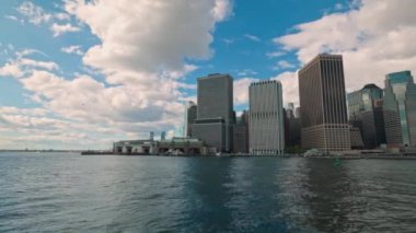 Manhattan 'a tepeden bakan Hudson Nehri' nde turistlerin tekne gezintisi muhteşem bir manzara. New York, ABD. 