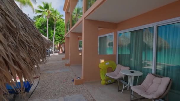 Vista Habitación Del Hotel Patio Con Tumbonas Telón Fondo Reflejos — Vídeos de Stock