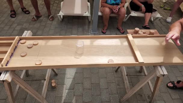 ホテルの活動のためのオープンデスクでテーブルゲームをする観光客の近くの眺め スペイン スローモーション — ストック動画