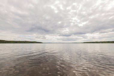 Büyük göle bakan muhteşem doğal manzara. İsveç.
