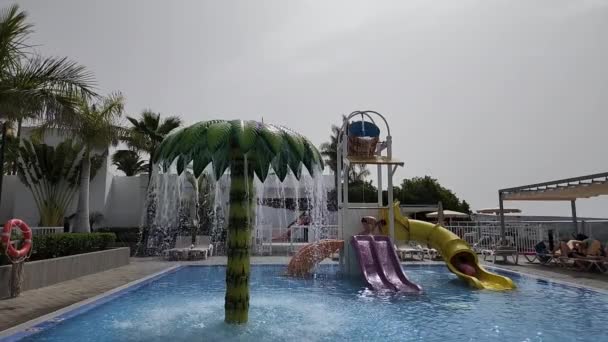 호텔과 장식적인 야자수 나무의 손님을위한 슬라이드와 수영장의 아름다운 카나리아 스페인 — 비디오