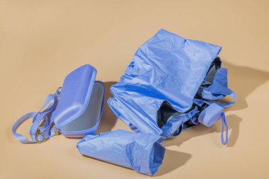 Mor güneş şemsiyesinin yakın plan görüntüsü. Bej arka planda yumuşak ve sert bir çanta.. 