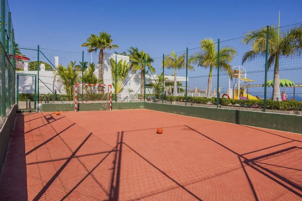 Beautiful View Courtyard Red Coating Mesh Fence Outdoor Sport Games — Stock Photo, Image