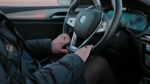 Közelkép Női Vezető Vezetés Bmw Ix3 Elektromos Autó Autópályán Télen — Stock videók