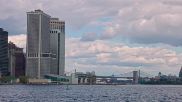 Άποψη Των Κτιρίων Φόντο Τοπίο Του Ποταμού Χάντσον Στο Μανχάταν — Αρχείο Βίντεο