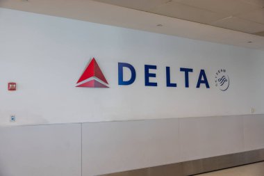 Beyaz duvar arka planında Delta logosunun yakın görüntüsü. ABD. New York.
