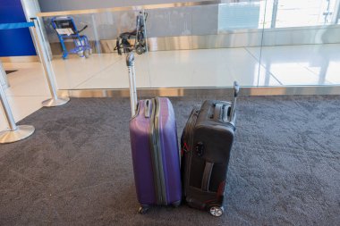 Havaalanının zeminindeki iki valizin yakın çekim görüntüsü. ABD. New York.