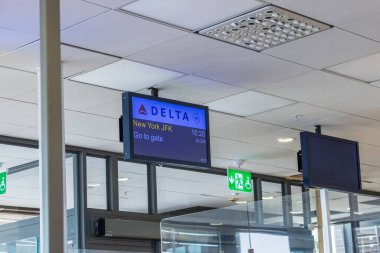 New York ABD havaalanı kapısında Delta Hava Yolları 'nın bilgi ekran görüntüsü ve kalkış bilgileri. 