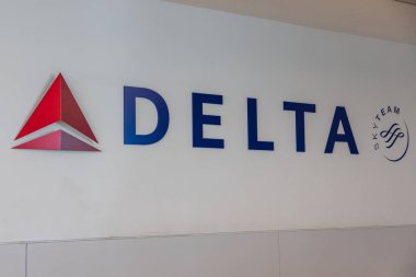 Beyaz duvar arka planında Delta logosu çok güzel görünüyor. ABD. New York. 