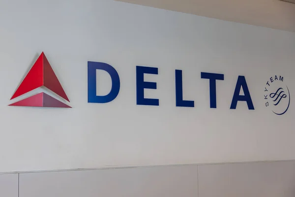 Beyaz duvar arka planında Delta logosu çok güzel görünüyor. ABD. New York. 