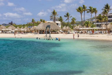 Curacao Adası 'ndaki Karayip Denizi' nde kumlu bir sahil manzarası olan güzel insanlar. Willemstad. Curacao. 