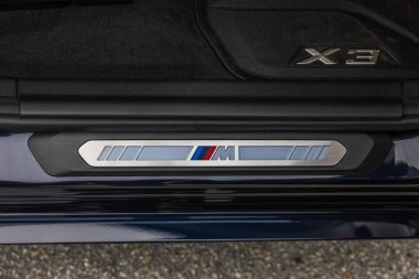 2023 BMW iX3 M Sport 'ta M sembollü kapı pervazını kapatın..