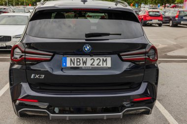 2023 BMW iX3 M Spor - Elektrikli SUV siyah araba.