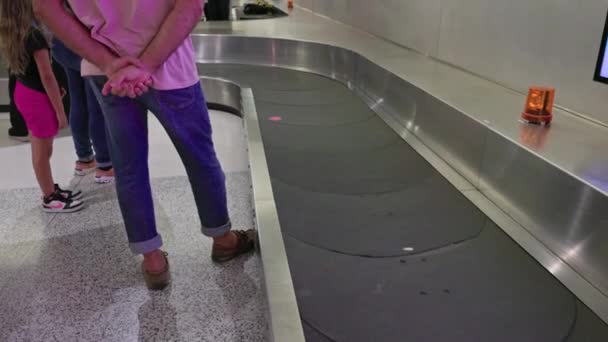 Close View People Receiving Baggage Conveyor Belt Airport Flight Miami — Stock Video