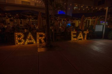 Şehir manzarası öncü ışık pankartlarıyla insanları yemek için karşılıyor. Miami Plajı. ABD. 