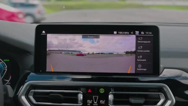 Bmw Ix3 M電気自動車にダッシュボードにインストールされた360台のカメラでの車の動きのクローズアップビュー — ストック動画