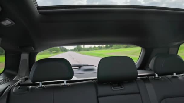 Schöne Rückansicht Innenraum Mit Ledersitzen Und Panorama Schiebedach Des Neuen — Stockvideo