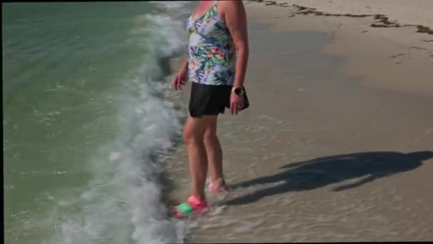 Kobieta Łącząca Się Wodzie Pływania Ocean Atlantycki Plaża Miami Floryda — Wideo stockowe