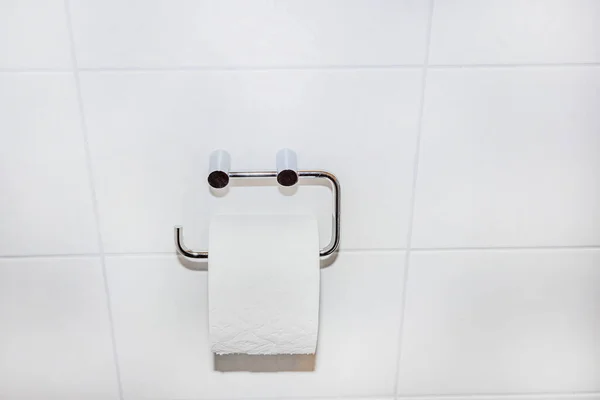 Beyaz Banyo Duvarındaki Tuvalet Kağıdı Için Duvara Monte Edilmiş Tutucu — Stok fotoğraf