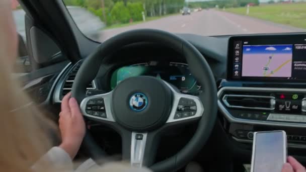 運転中に携帯を握っている女性 — ストック動画