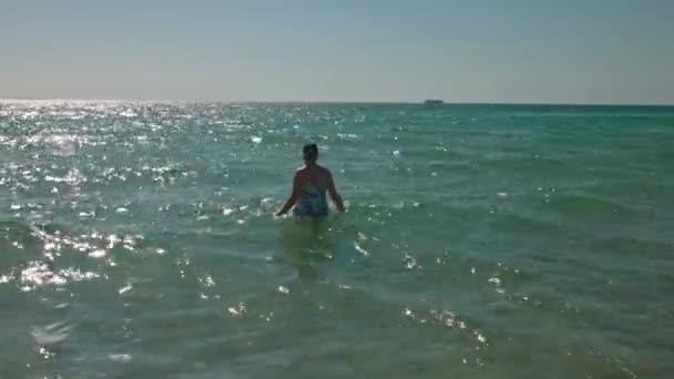 Μια Γυναίκα Μπαίνει Στο Νερό Για Κολυμπήσει Ατλαντικός Ωκεανός Μαϊάμι — Αρχείο Βίντεο