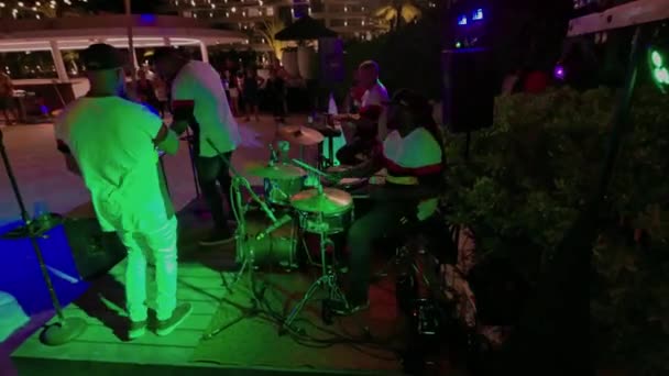 Actuación Nocturna Entretenimiento Para Los Huéspedes Del Hotel Mangrove Beach — Vídeo de stock
