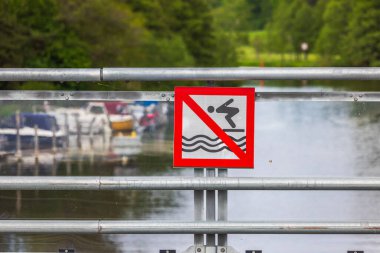 Köprüden dalmanın yasaklandığı işaretin yakın plan görüntüsü.