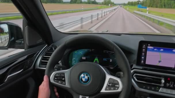 Bmw Ix3 Mスポーツ電気自動車の内部からの美しい景色は フィールドの背景に高速道路に沿って移動します スウェーデン — ストック動画